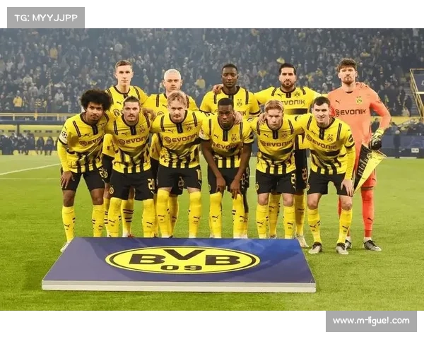 法兰克福主场球迷高唱队歌,德意志银行公园球场气氛热烈 法兰克福主场球迷高唱队歌,德意志银行公园球场气氛热烈